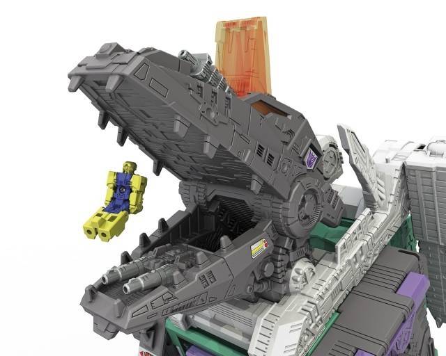 Trypticon and Full-Tilt Titan Class  | Transformers Generations Titans Return