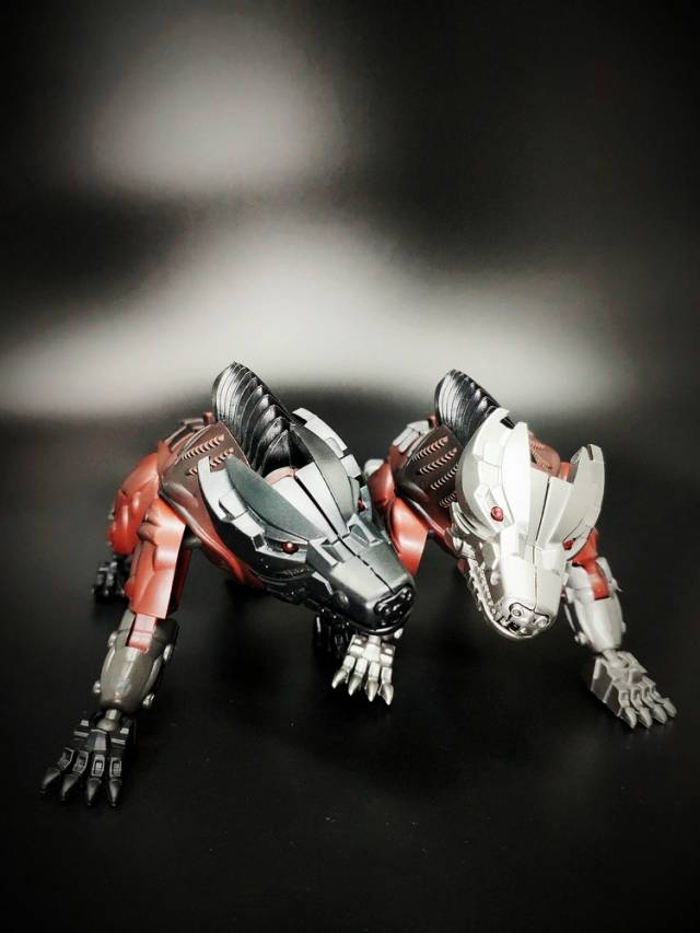 UT R-01 Dogs of War Set of 2 | Unique Toys