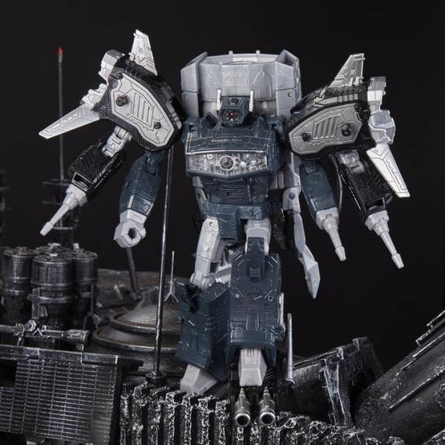 WFC-GS03 Galactic Man Shockwave Grey Exclusive Leader Class | Transformers Generations Selects War for Cybertron Siege