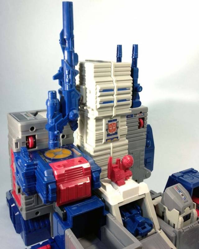 Transformers G1 23 Fortress Maximus | Transformers Encore G1 Reissues
