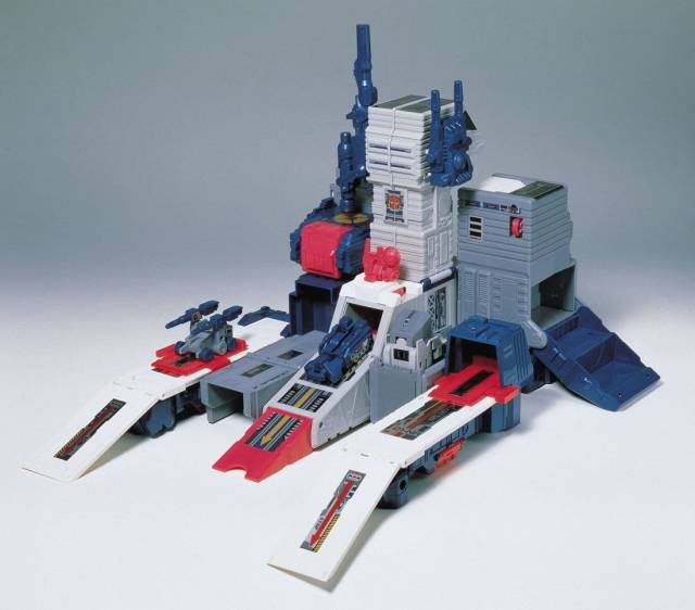 Transformers G1 23 Fortress Maximus | Transformers Encore G1 Reissues