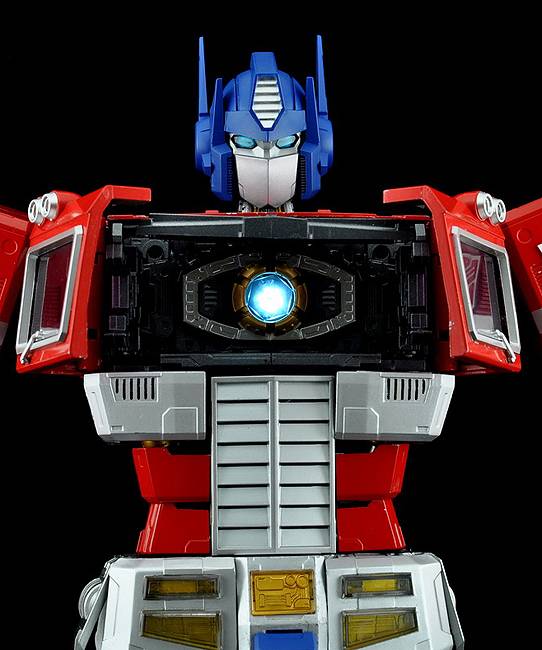 UM-01 Optimus Prime 17-inch Figure | Transformers Ultimetal