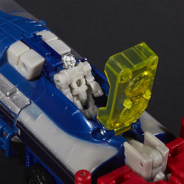 Optimus Prime and Diac Voyager Class  | Transformers Generations Titans Return