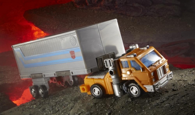 WFC-K16 Huffer Deluxe Class | Transformers Generations War for Cybertron Kingdom Chapter
