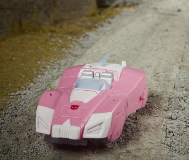 WFC-K17 Arcee Deluxe Class | Transformers Generations War for Cybertron Kingdom Chapter