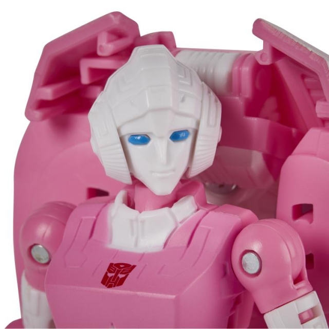 WFC-K17 Arcee Deluxe Class | Transformers Generations War for Cybertron Kingdom Chapter