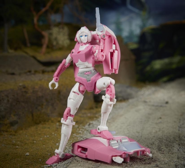 WFC-K17 Arcee Deluxe Class | Transformers Generations War for Cybertron Kingdom Chapter