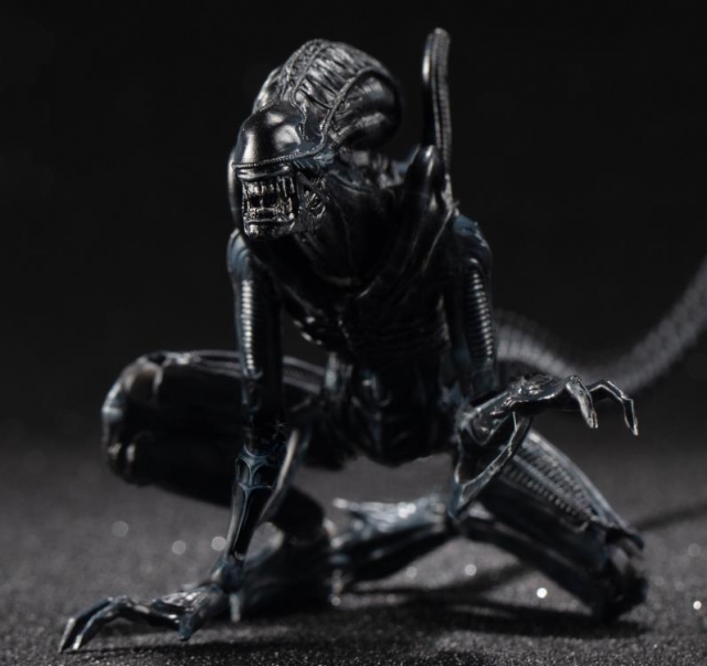 Alien Warrior Crouching Version 1:18 Scale | Aliens | Hiya Toys