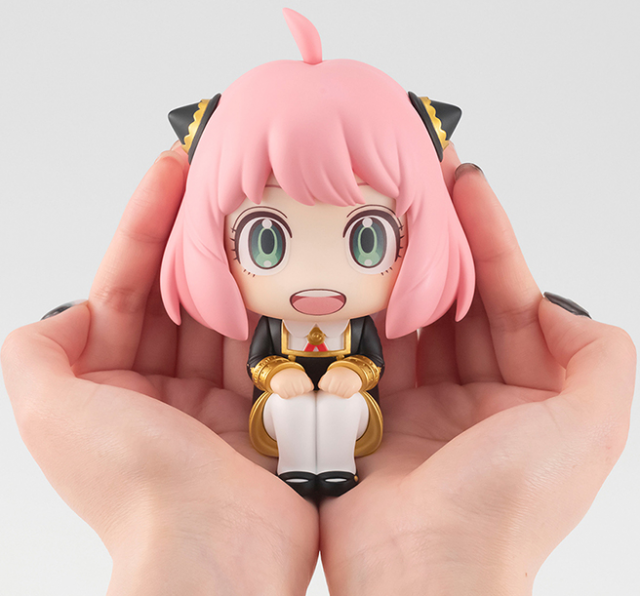 Anya Forger With Gift Look Up | Spy x Family | 	MegaHouse