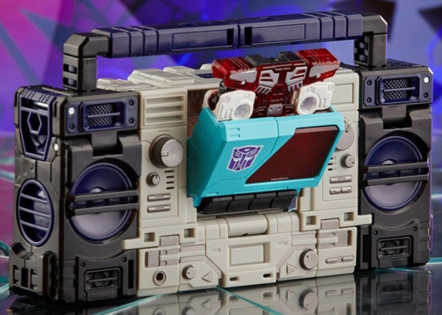 Autobot Blaster IDW Shattered Glass IDW Shattered Glass Voyager Class | Transformers Generations Shattered Glass Collection
