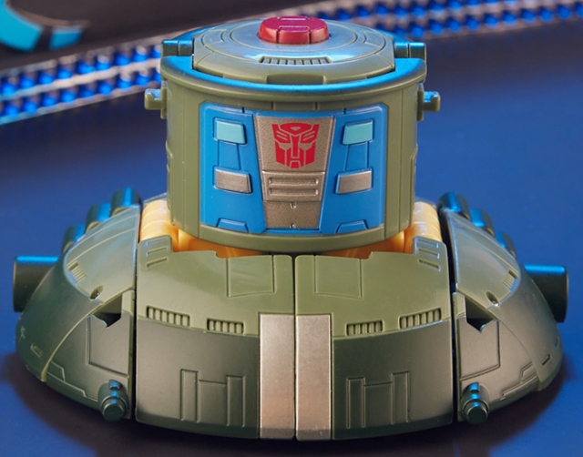 Autobot Cosmos Deluxe Class | Transformers Legacy | Velocitron Speedia 500 Collection