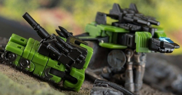 Sword Dancer DW-E07G Traveler Plane and DW-E08G Patriot Tank Set of 2 Green and Black Version | Dr. Wu