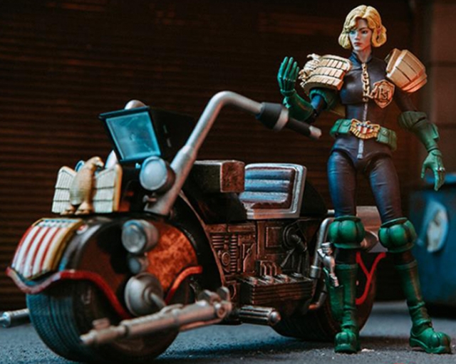Judge Anderson and Lawmaster MK II 1/18 Scale | 2000 A.D. Judge Dredd | Hiya