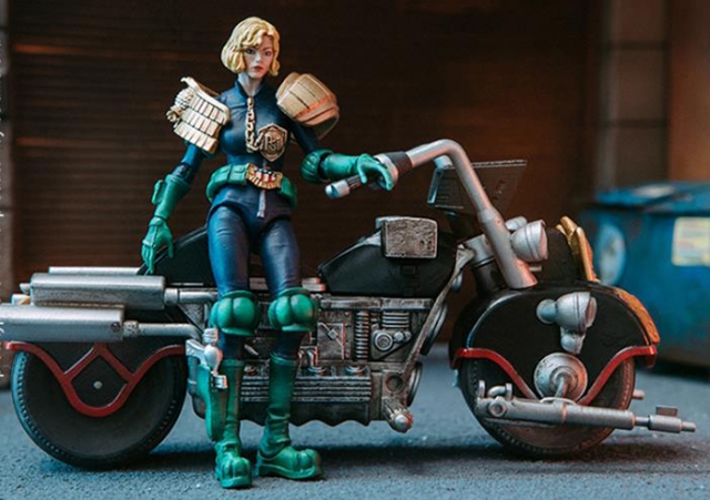 Judge Anderson and Lawmaster MK II 1/18 Scale | 2000 A.D. Judge Dredd | Hiya