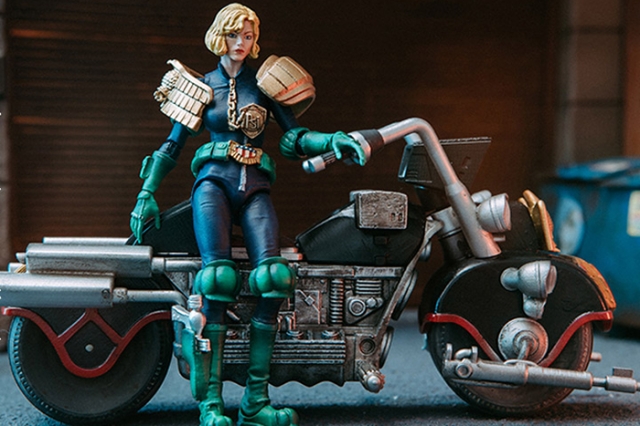 Judge Anderson and Lawmaster MK II 1/18 Scale | 2000 A.D. Judge Dredd | Hiya