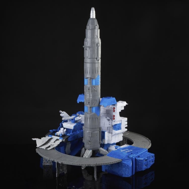Guardian Robot and Lunar-Tread Legacy Titan Class | Transformers Generations Legacy