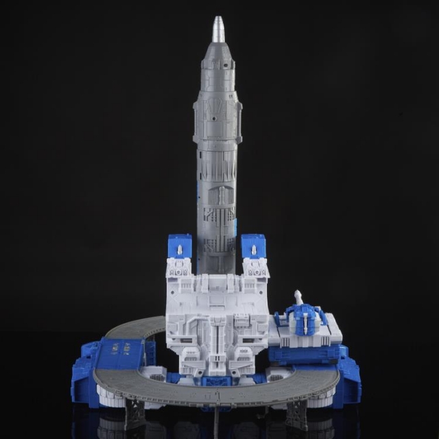 Guardian Robot and Lunar-Tread Legacy Titan Class | Transformers Generations Legacy