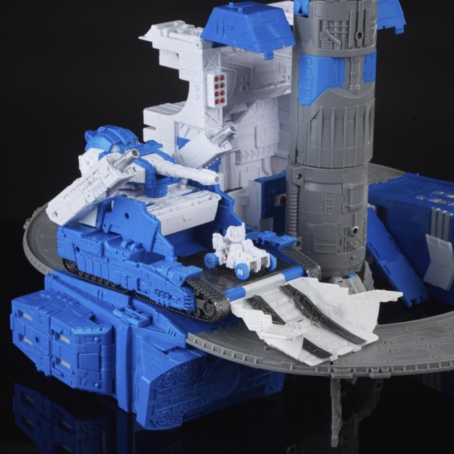 Guardian Robot and Lunar-Tread Legacy Titan Class | Transformers Generations Legacy