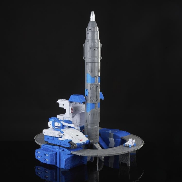 Guardian Robot and Lunar-Tread Legacy Titan Class | Transformers Generations Legacy