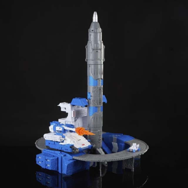 Guardian Robot and Lunar-Tread Legacy Titan Class | Transformers Generations Legacy