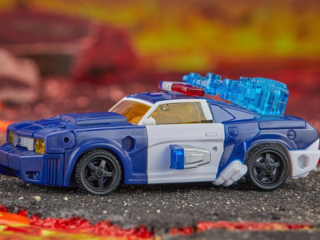 Rescue Bots Universe Autobot Chase Deluxe Class | Transformers: Legacy United