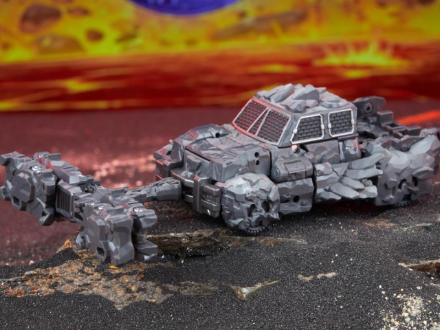 Infernac Universe Magneous Deluxe Class | Transformers: Legacy United