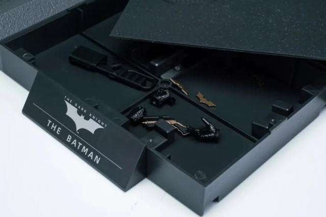 Batman and Bat-Signal Deluxe Model Kit 1/12 Scale | Batman: The Dark Knight | Modoking