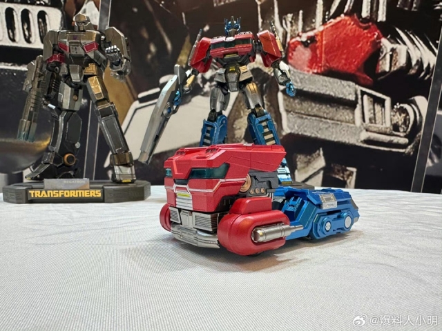 Optimus Prime Truck Mode Statue | Transformers: One | Way Studios