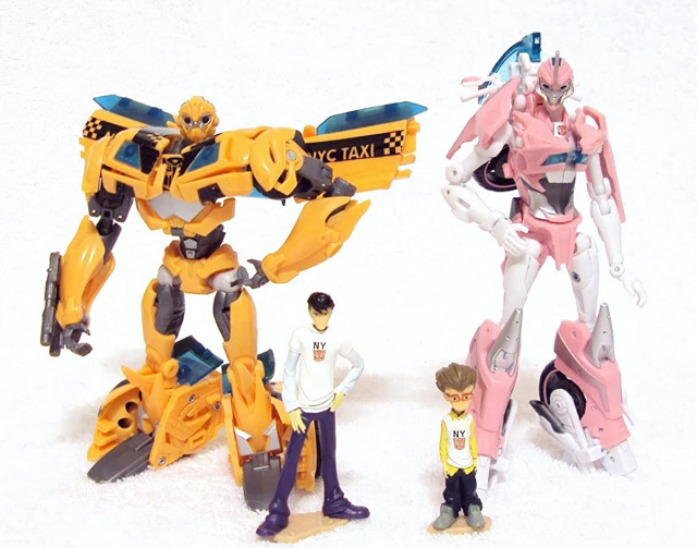Bumblebee and Arcee NYCC Exclusive Deluxe Class | Transformers Prime Robots in Disguise