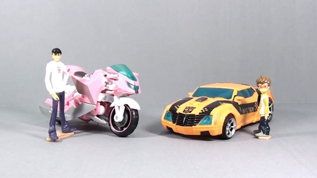 Bumblebee and Arcee NYCC Exclusive Deluxe Class | Transformers Prime Robots in Disguise