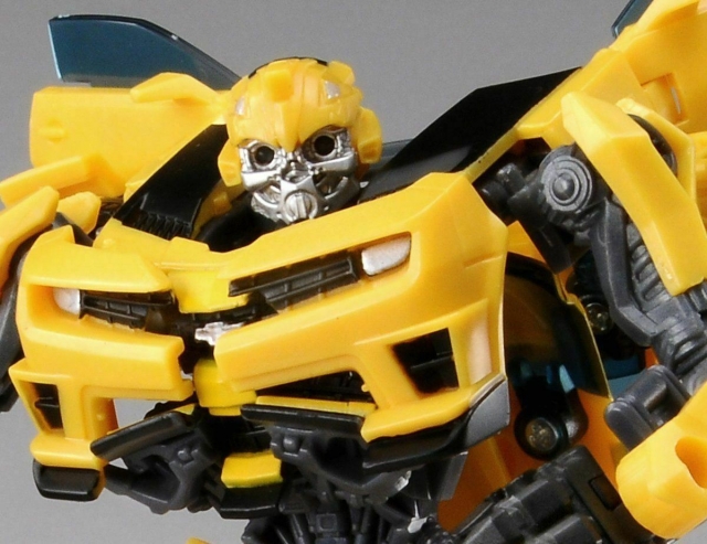 Deluxe Class Mechtech Bumblebee and MechTech Holder | Transformers 3 Dark of the Moon DOTM
