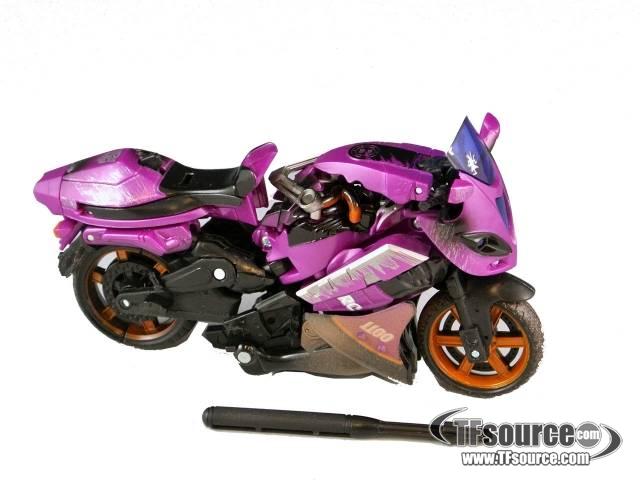 Deluxe Class Arcee Battle Damaged Exclusive | Transformers the Movie