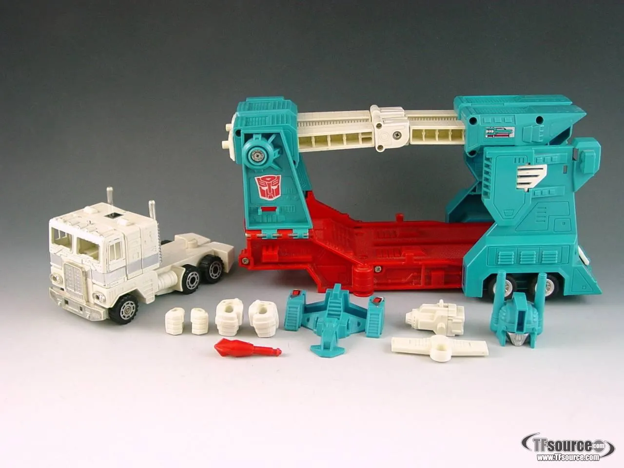 Ultra Magnus Plastic Wheeled Variant Loose