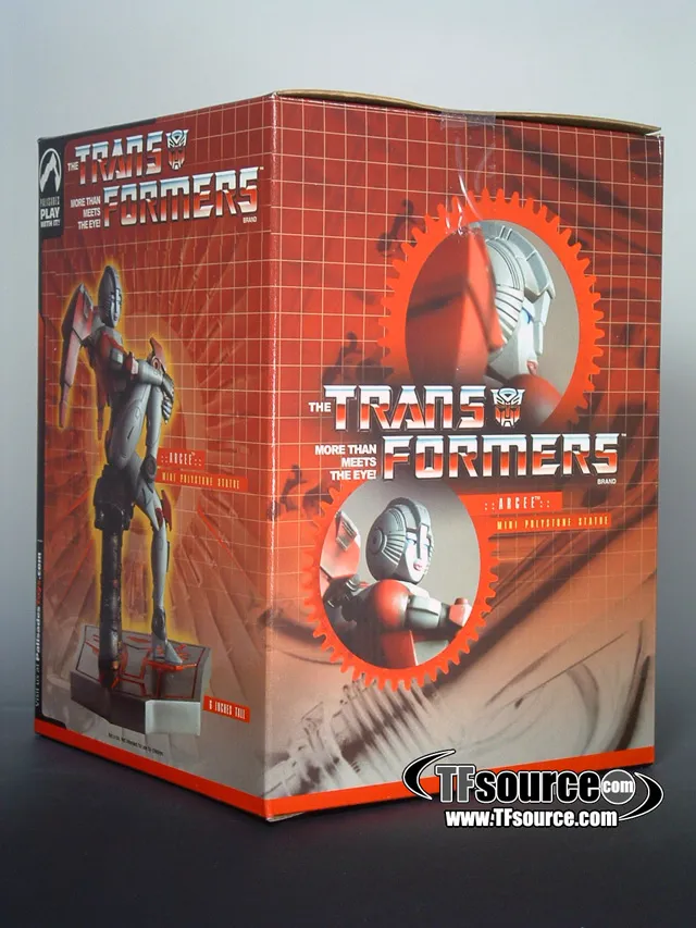 Arcee statue | Transformers G1 Generation One Palisades
