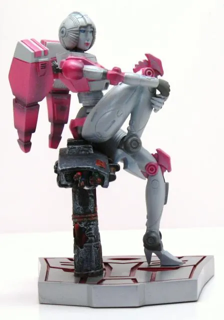 Arcee statue | Transformers G1 Generation One Palisades