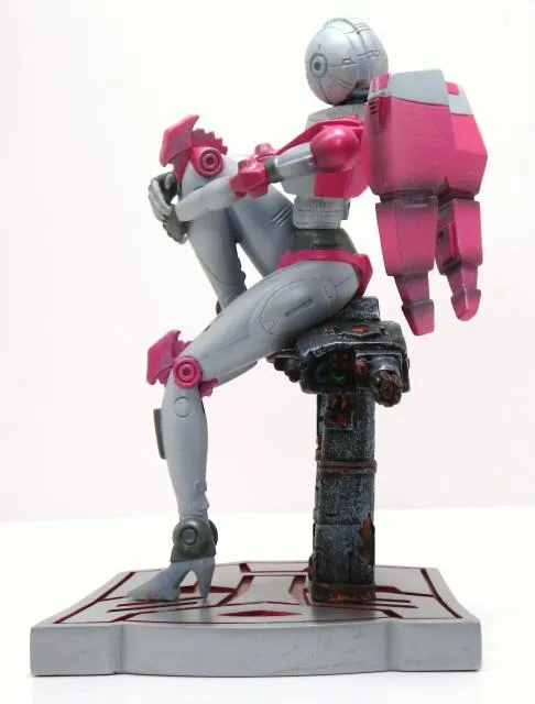 Arcee statue | Transformers G1 Generation One Palisades