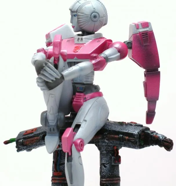 Arcee statue | Transformers G1 Generation One Palisades