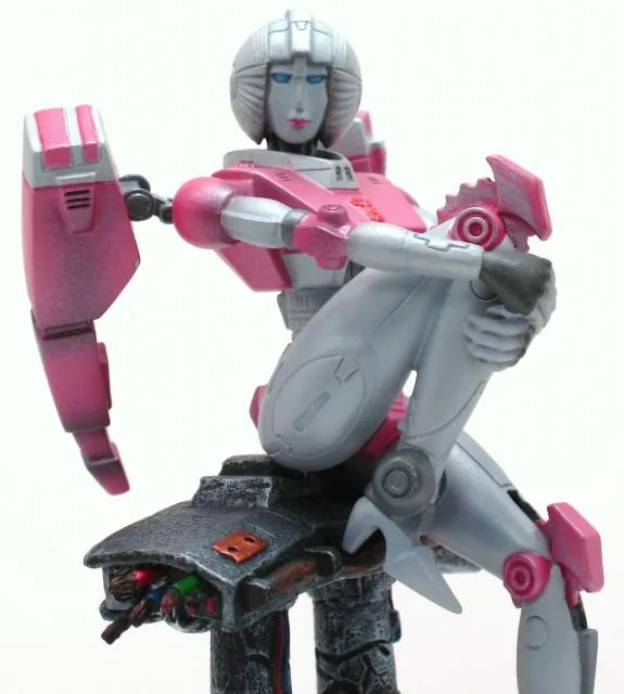 Arcee statue | Transformers G1 Generation One Palisades