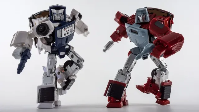 MM-6 Boost and MM-VII Hatch Toy Version | X-Transbots Master Mini