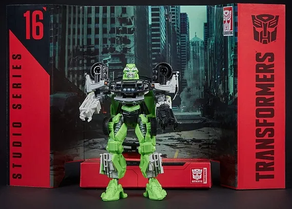 16 Ratchet Deluxe Class | Transformers Studio Series | Transformers: Dark Of The Moon