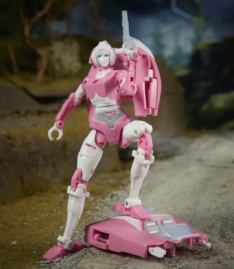 WFC-E17 Arcee Deluxe Class | Transformers Generations War for Cybertron Earthrise Chapter