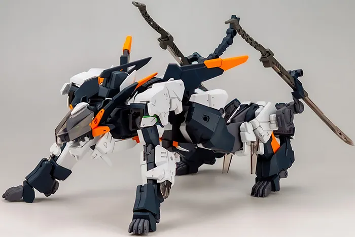 Hundred Edge Arma 1/100 Scale Model Kit | Yu-Mo Code Beast | Wave