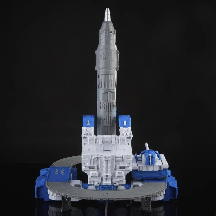 Guardian Robot and Lunar-Tread Legacy Titan Class | Transformers Generations Legacy