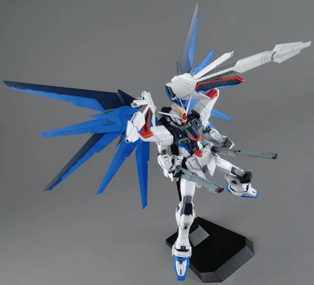 Freedom Gundam Version 2.0 Master Grade Model Kit 1/100 Scale | Mobile Suit Gundam SEED | Bandai Spirits