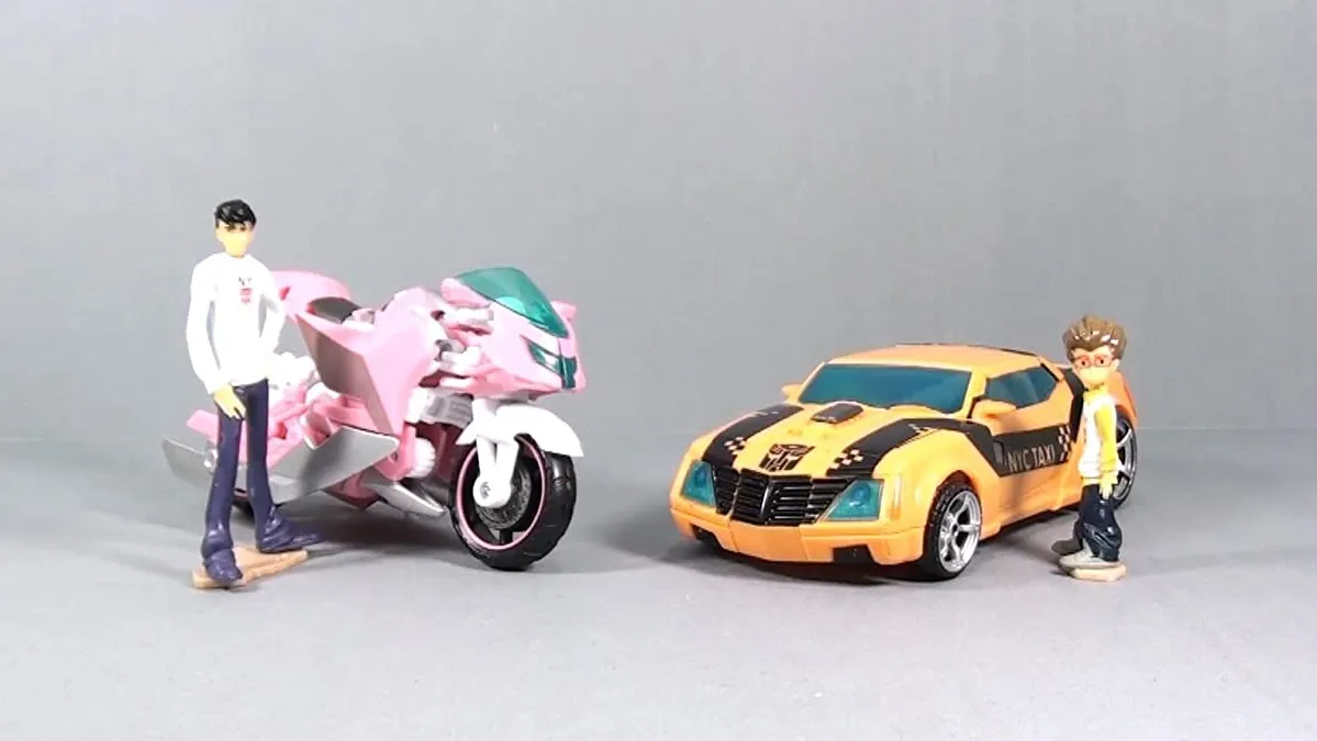 Bumblebee and Arcee NYCC Exclusive Deluxe Class | Transformers Prime Robots in Disguise