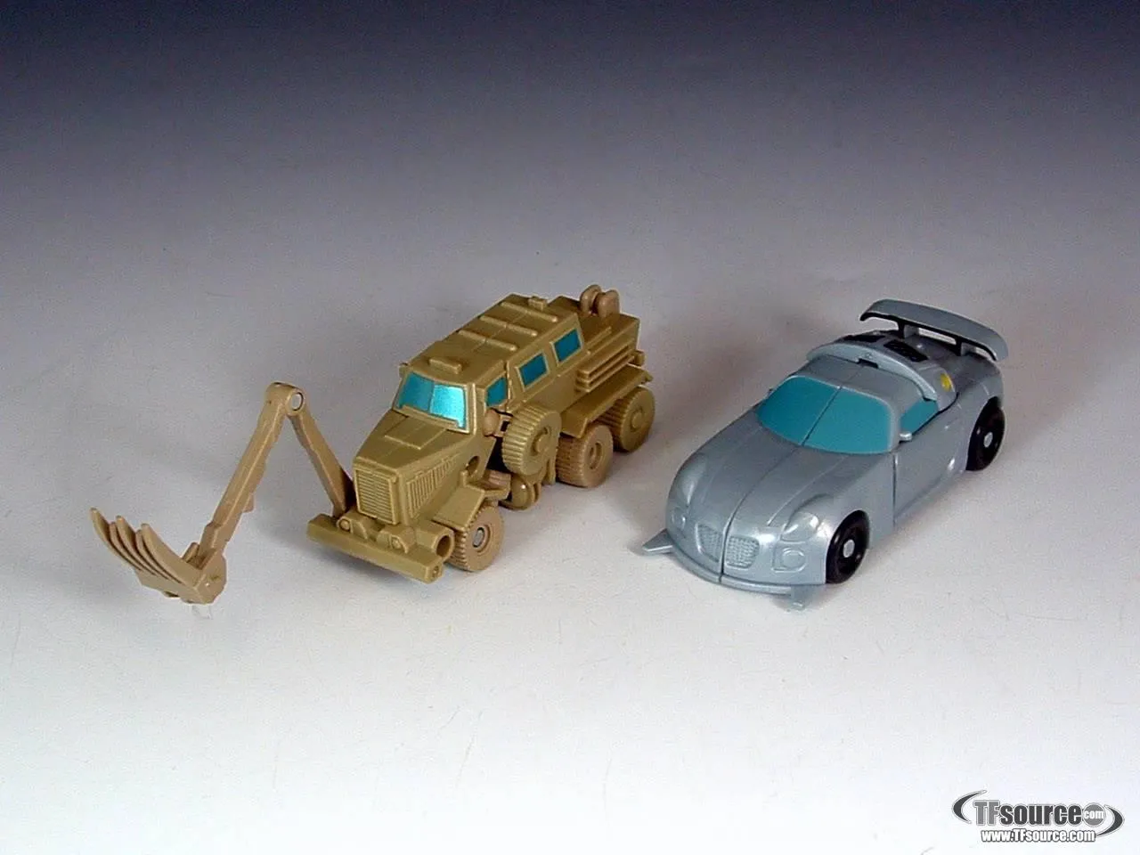 Legends Class Autobot Jazz vs. Bonecrusher | Transformers the Movie Allspark Battles